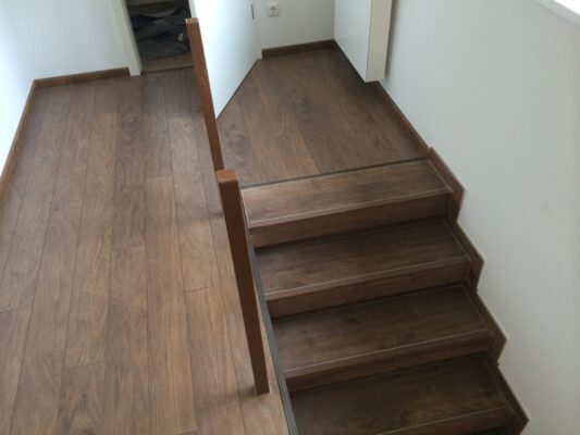 Treppe mit Fliesen in Holzoptik gefliest